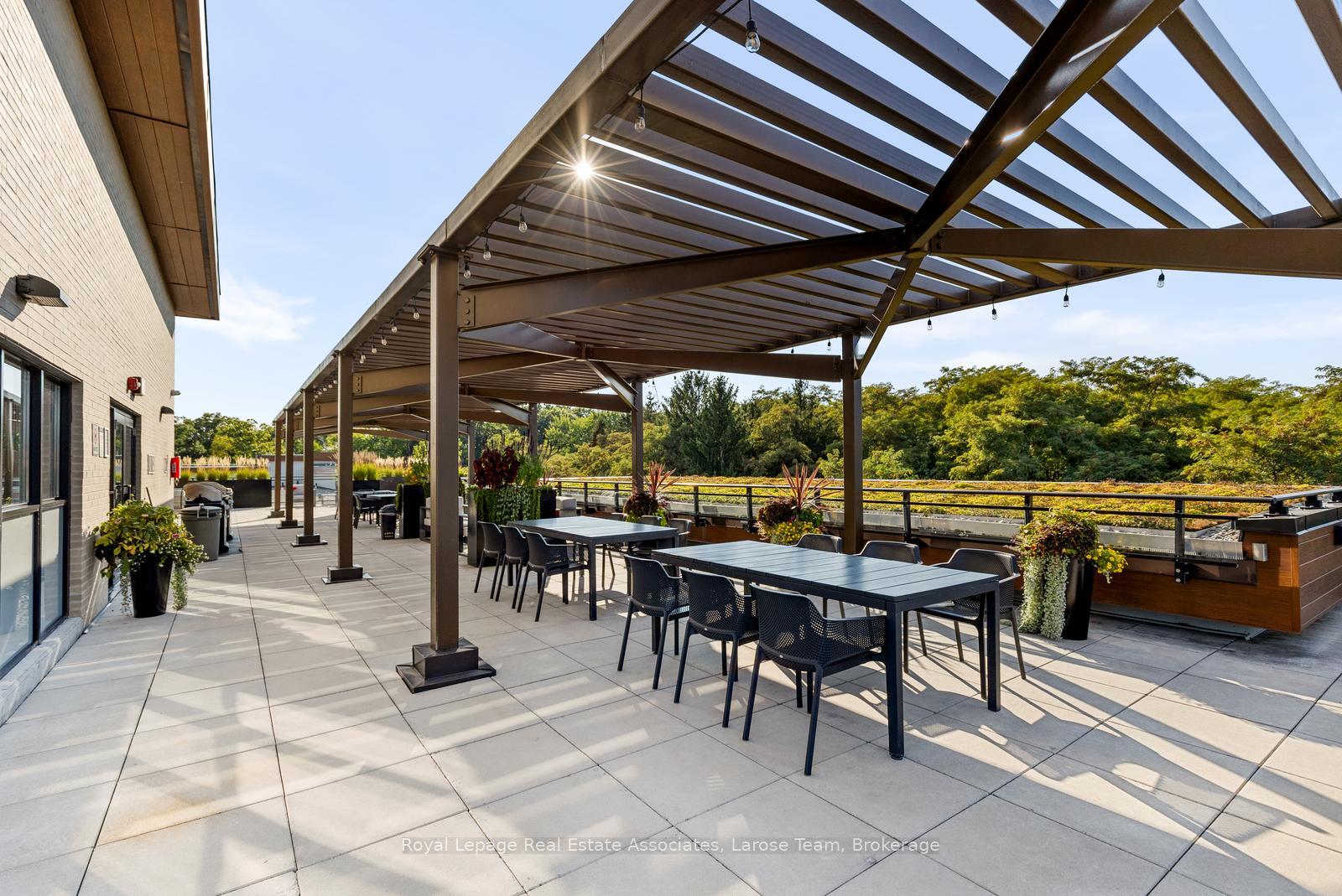 1575 Lakeshore Road W 235