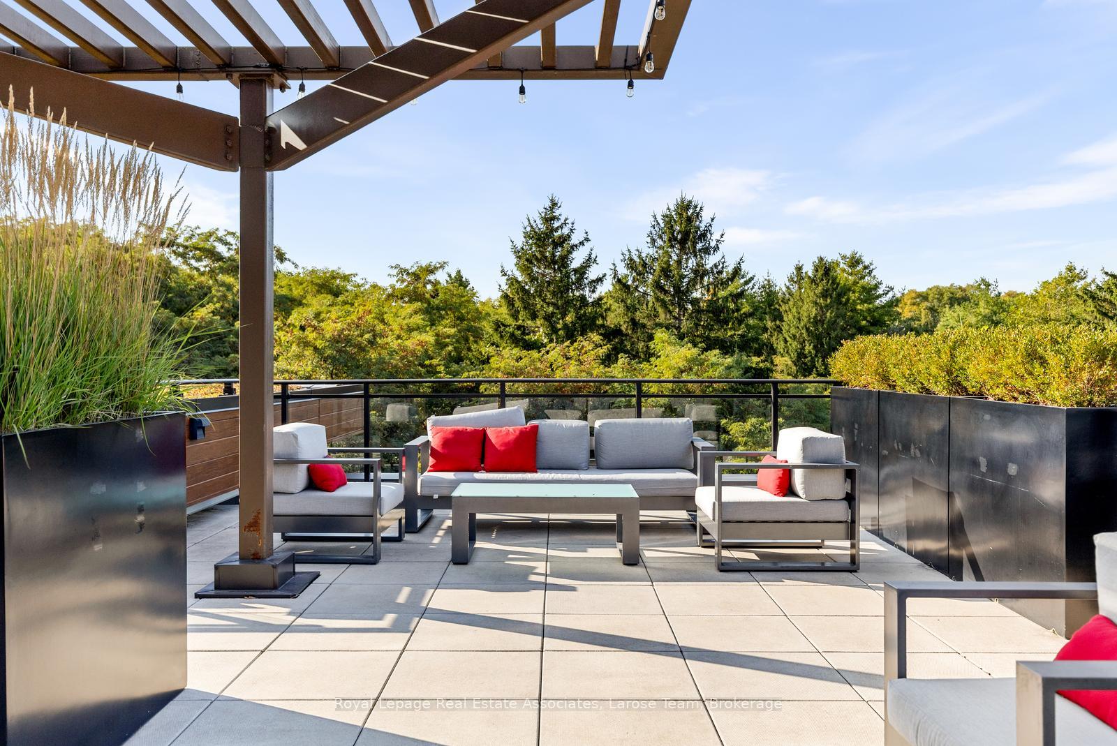 1575 Lakeshore Road W 235
