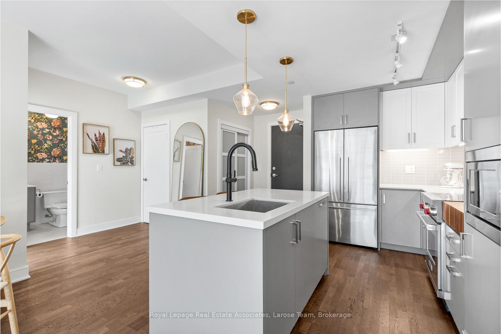 1575 Lakeshore Road W 235