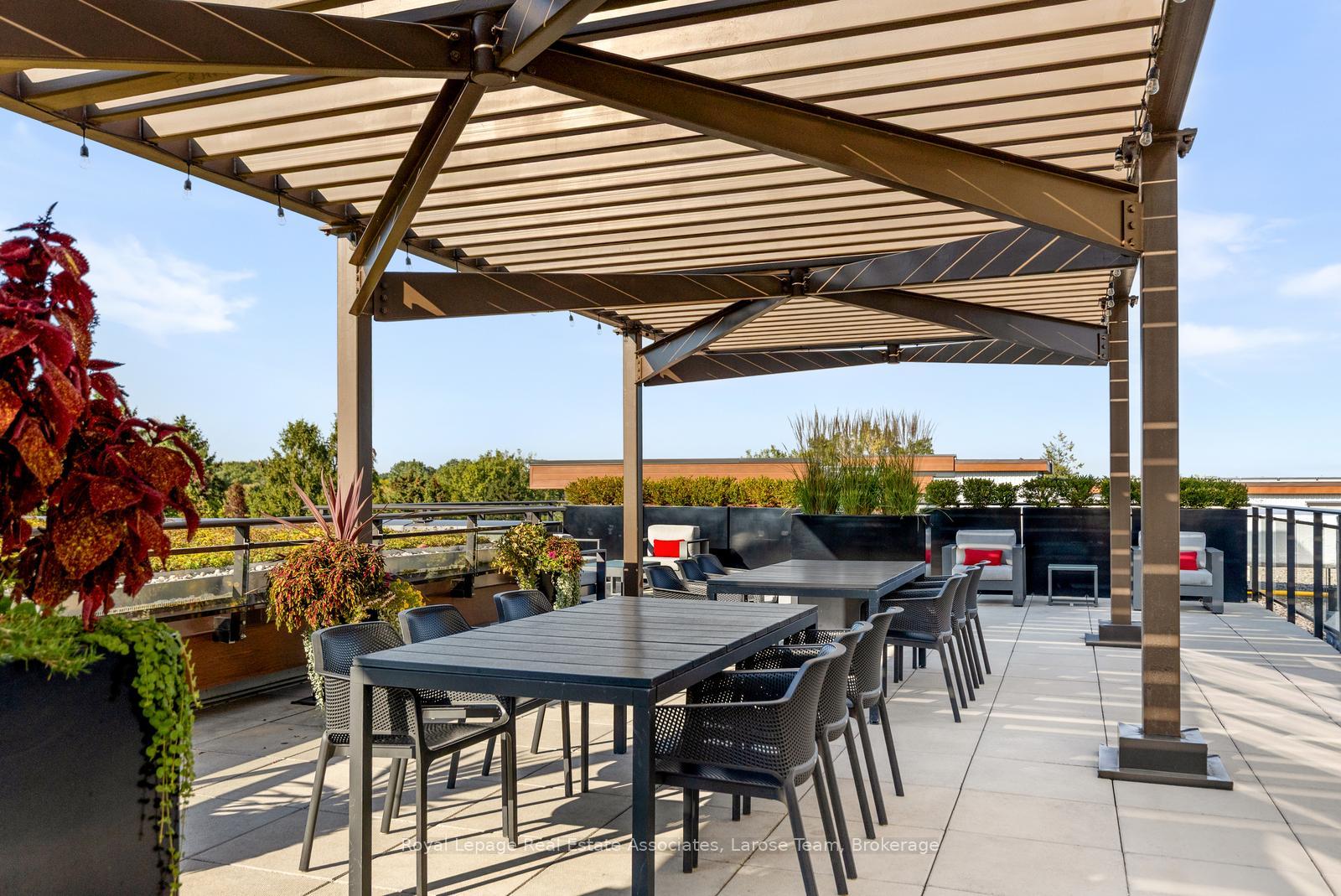 1575 Lakeshore Road W 235