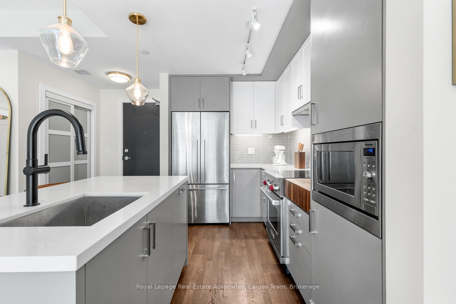 1575 Lakeshore Road W 235