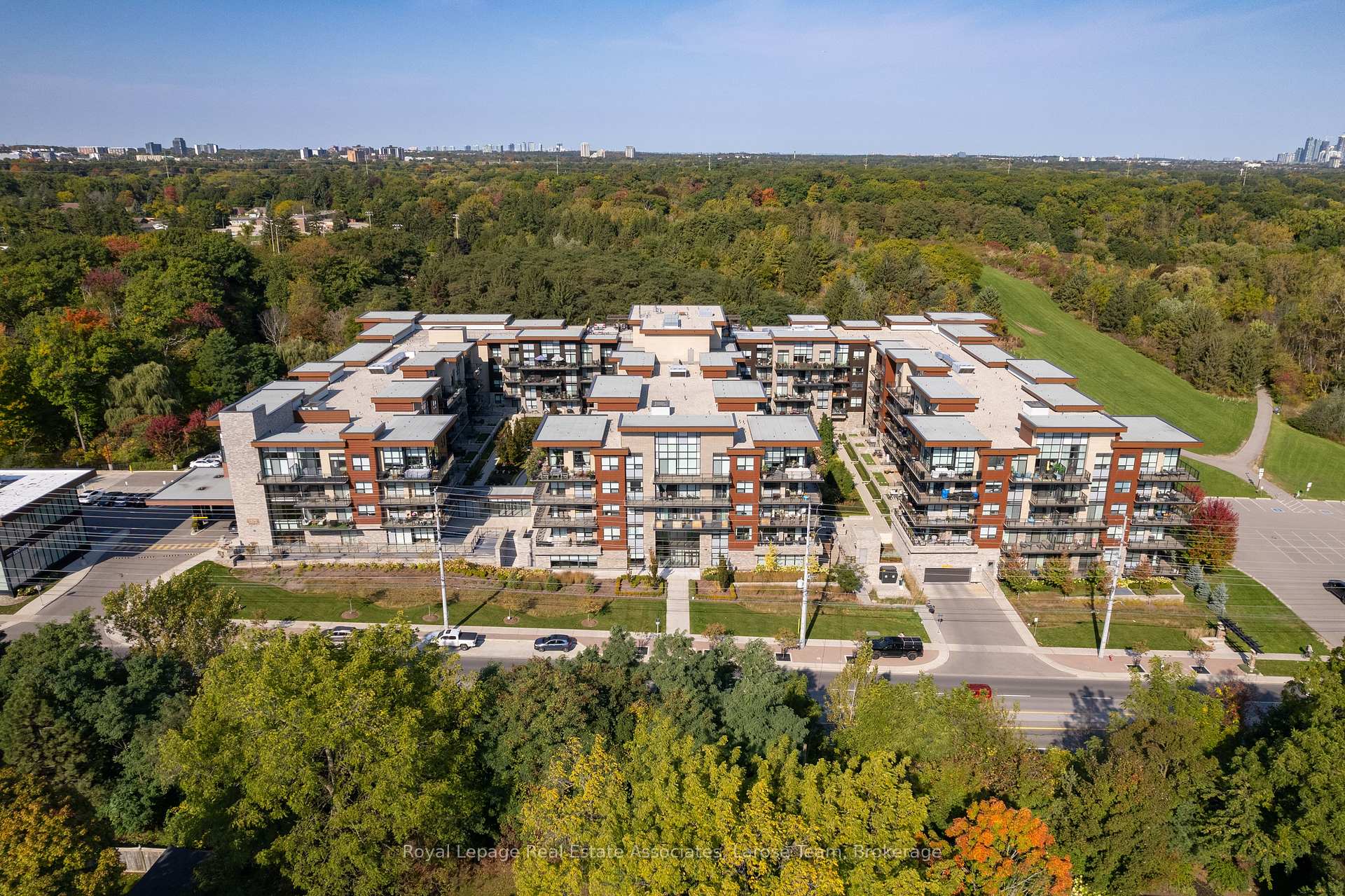 1575 Lakeshore Road W 235