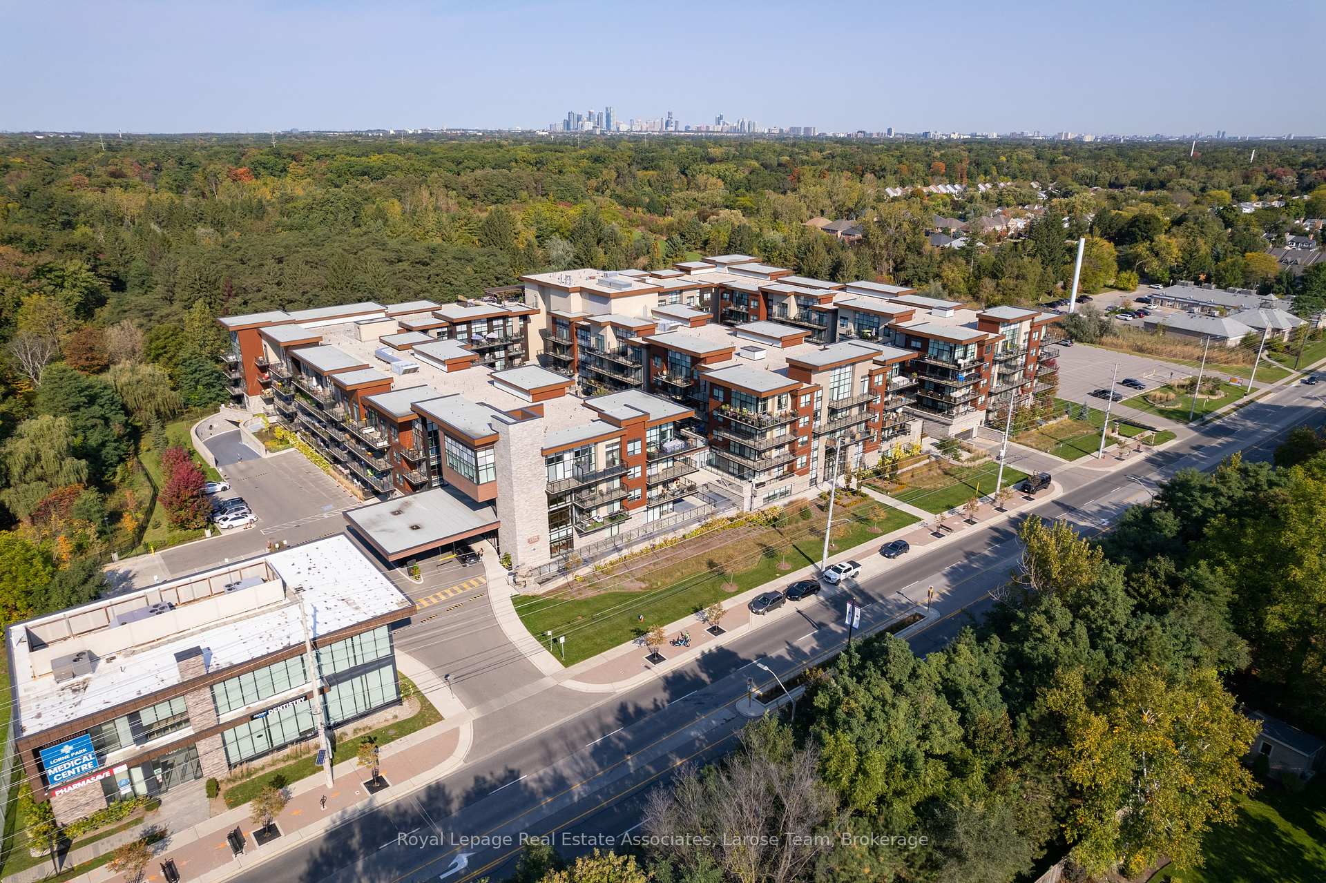 1575 Lakeshore Road W 235