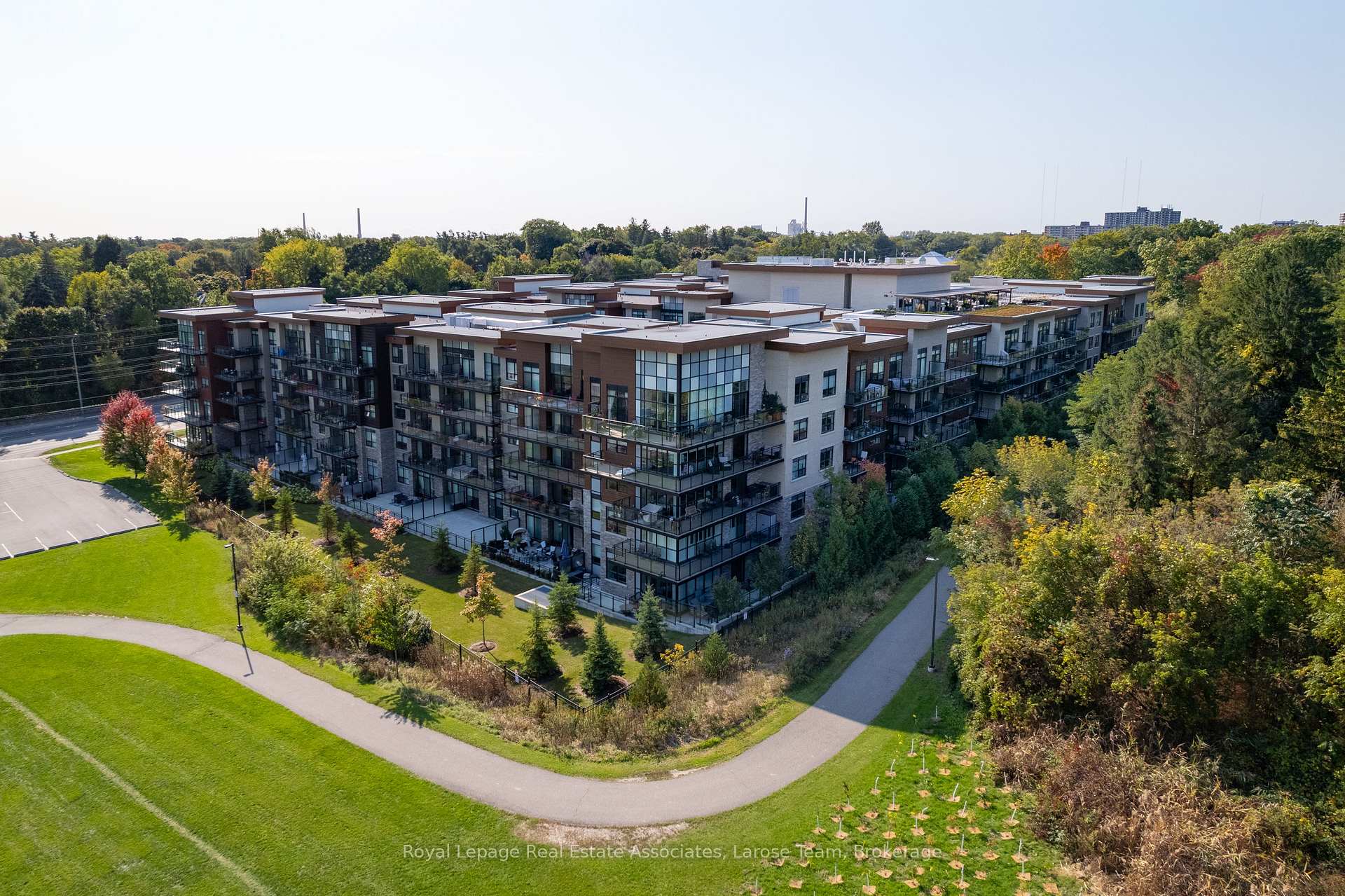 1575 Lakeshore Road W 235