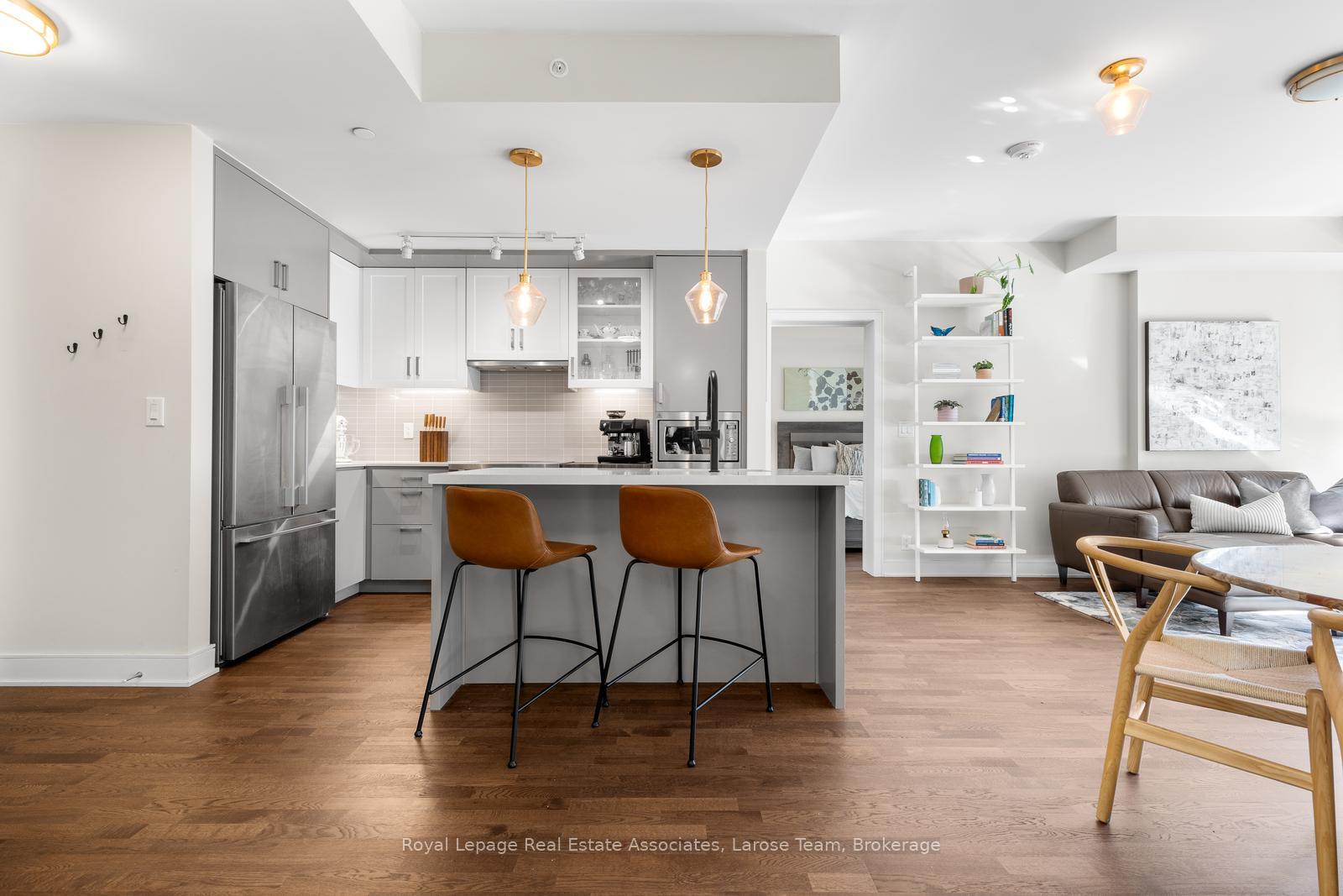 1575 Lakeshore Road W 235