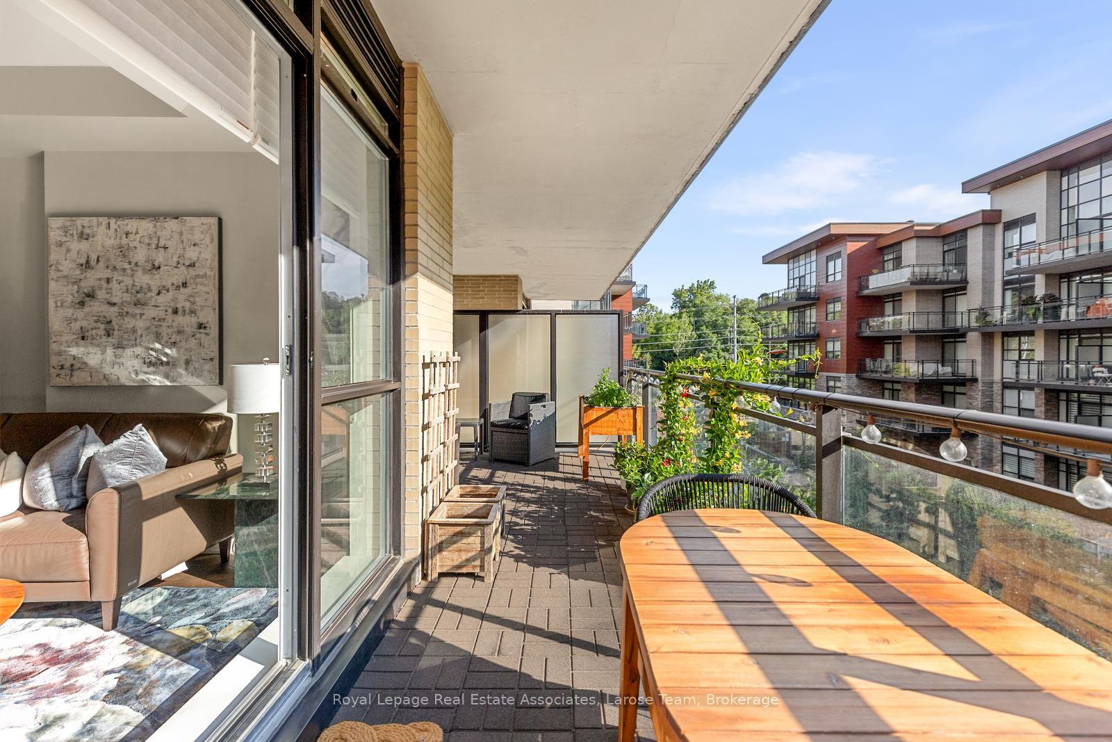1575 Lakeshore Road W 235