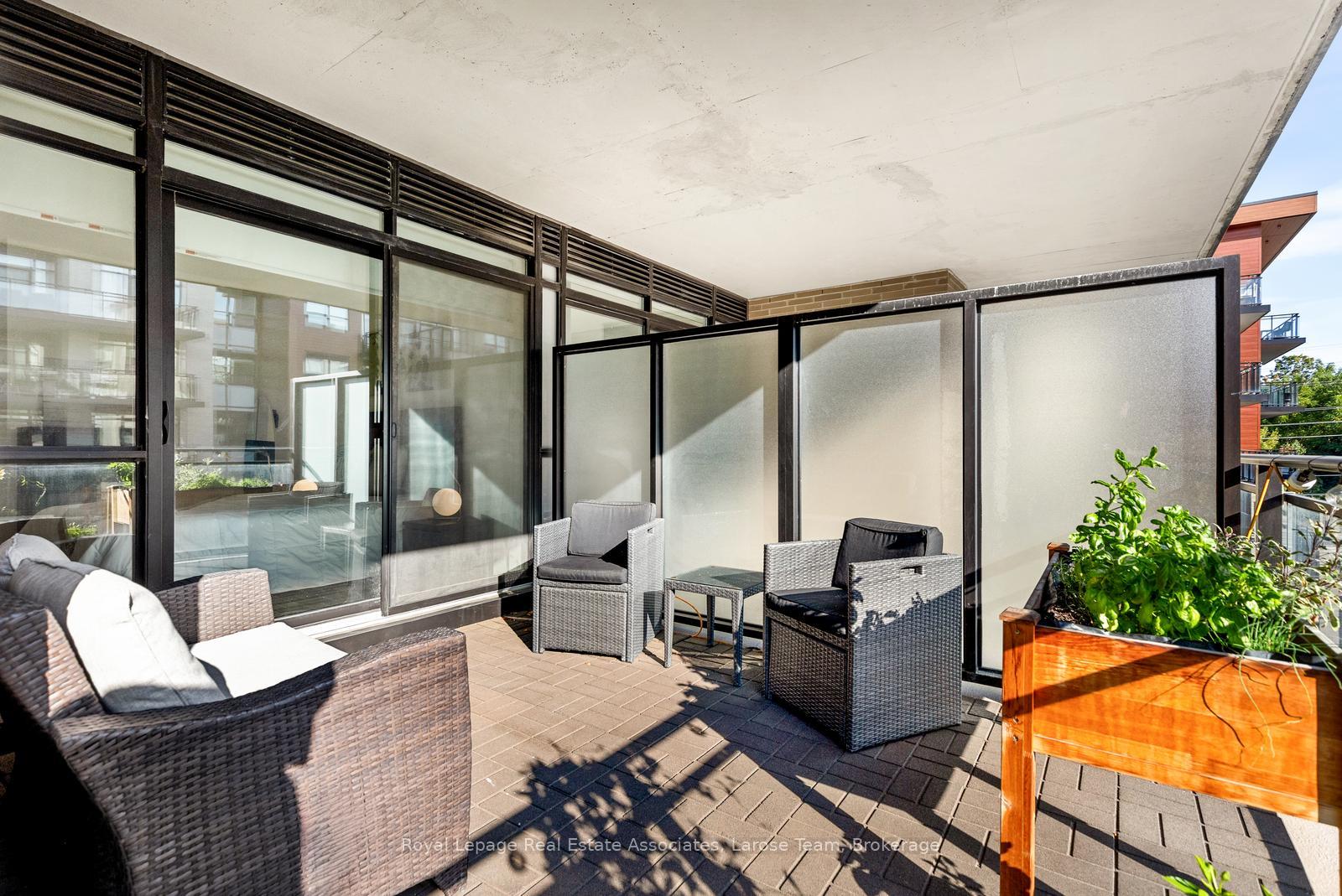 1575 Lakeshore Road W 235