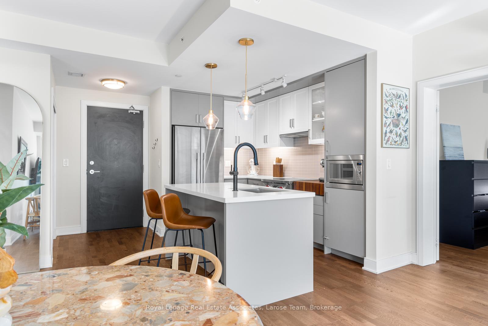 1575 Lakeshore Road W 235