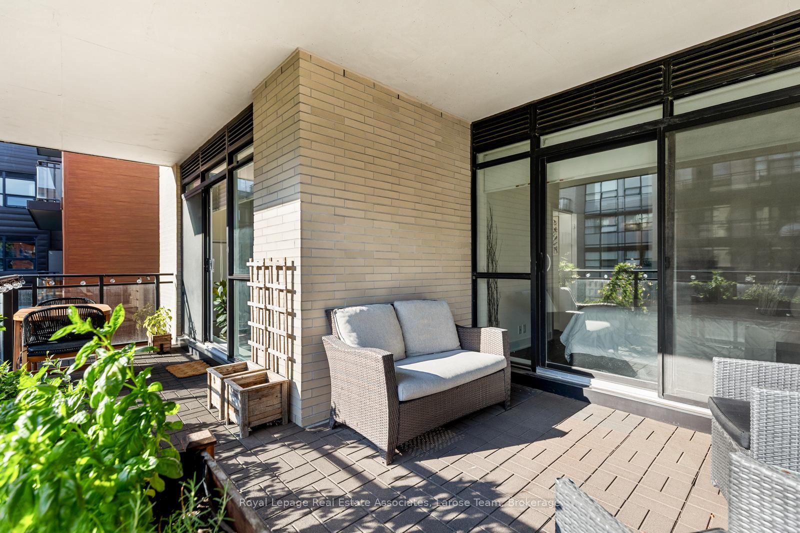 1575 Lakeshore Road W 235