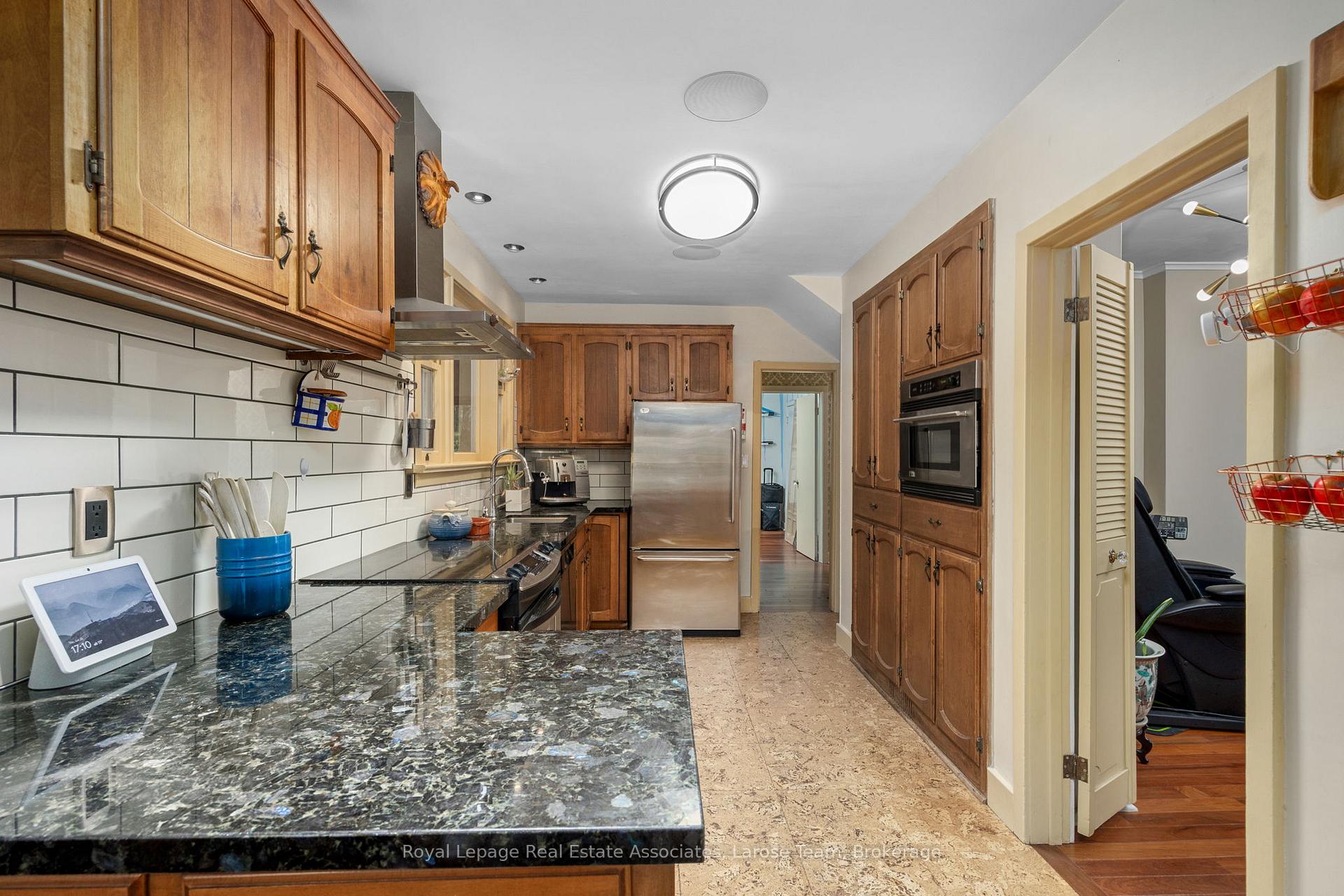 101 Mineola Road E