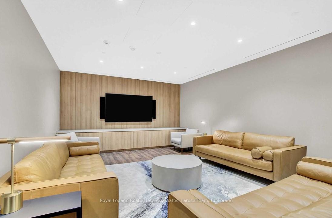 21 Park Street E 811