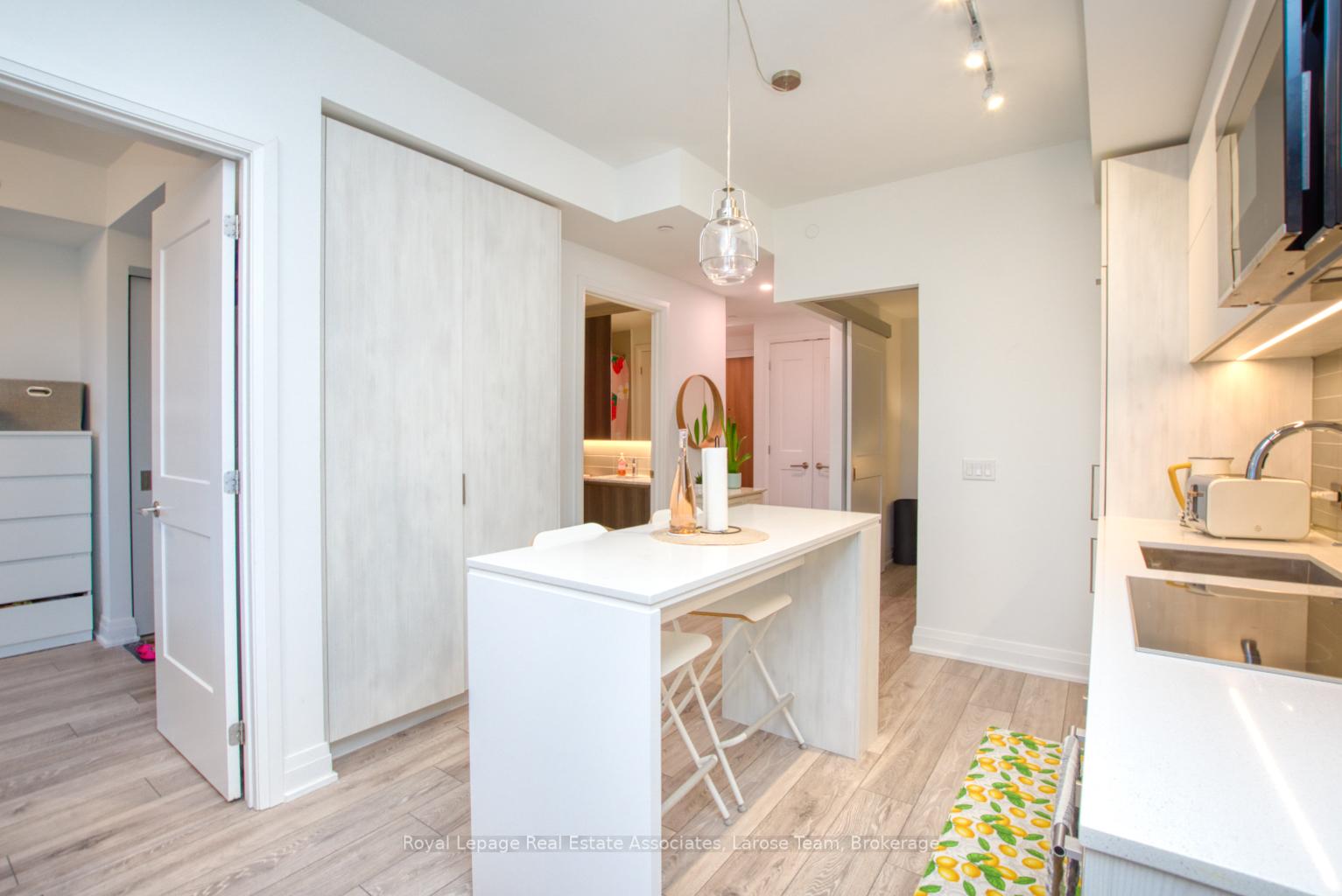 21 Park Street E 811