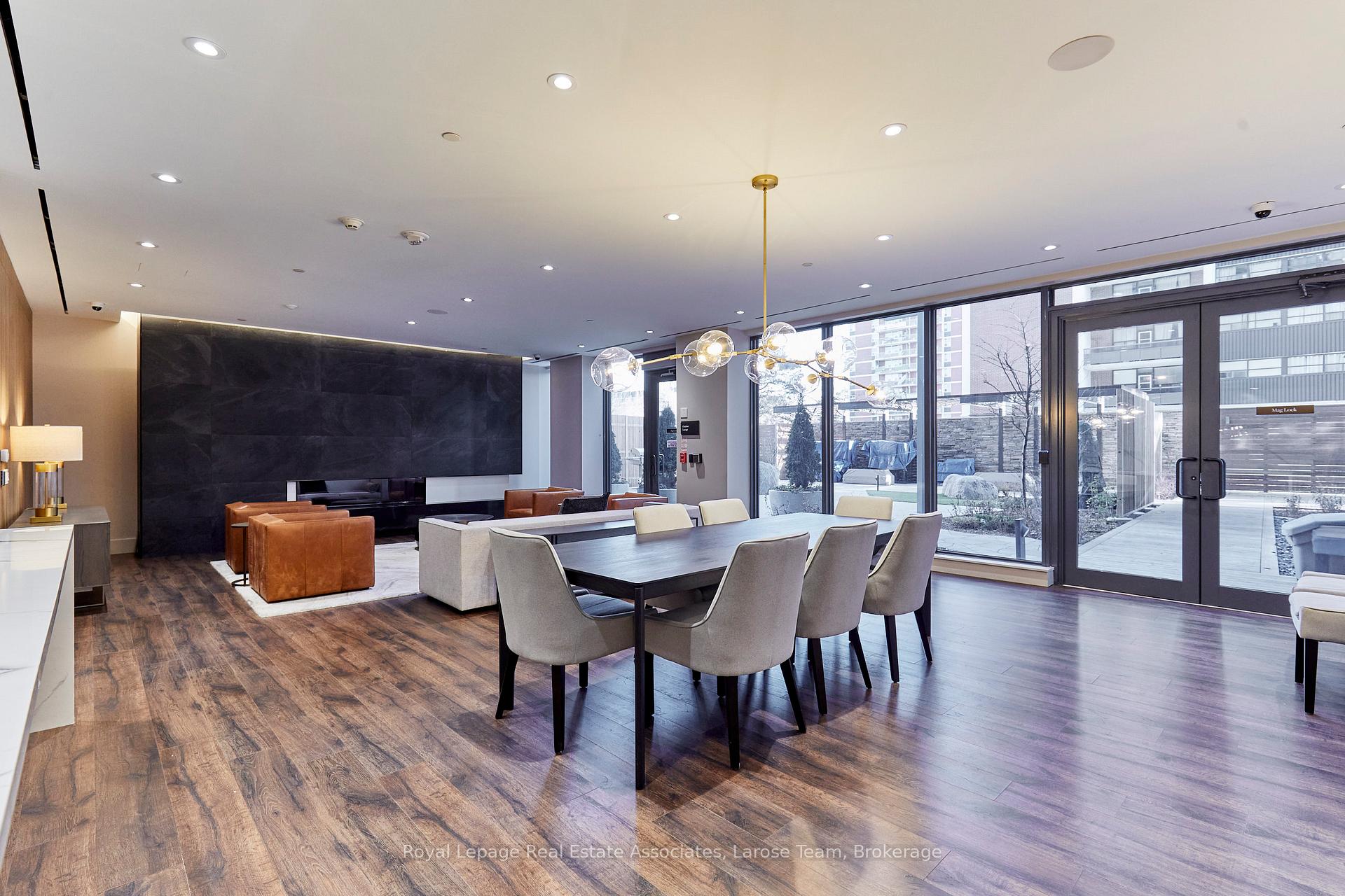 21 Park Street E 811