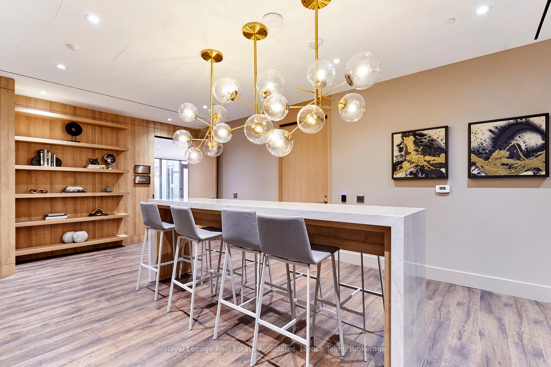 21 Park Street E 811