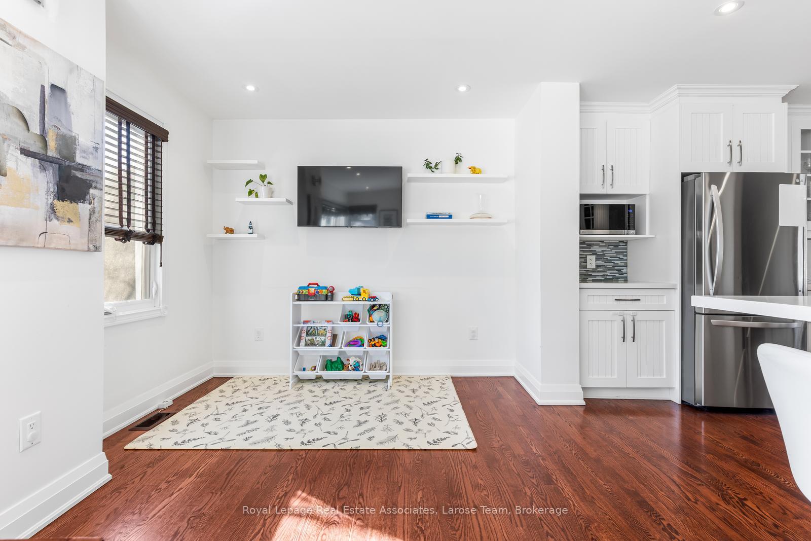 1166 Mineola Gardens