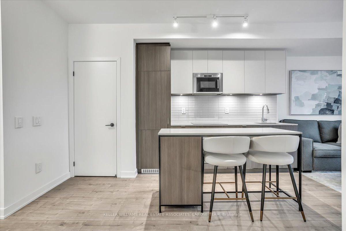 215 Lakeshore Road W 205