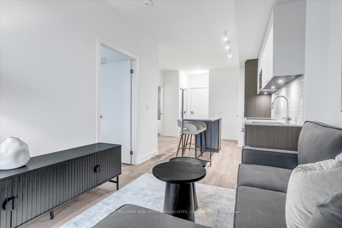 215 Lakeshore Road W 205
