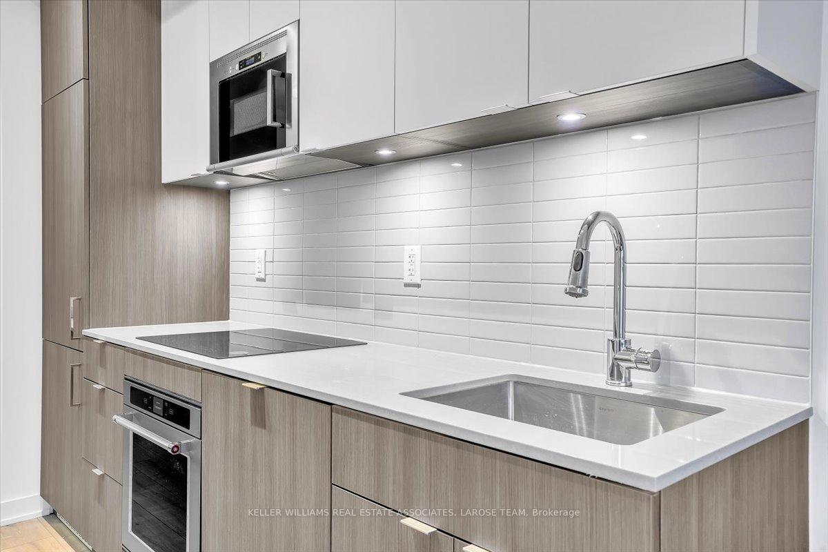 215 Lakeshore Road W 205