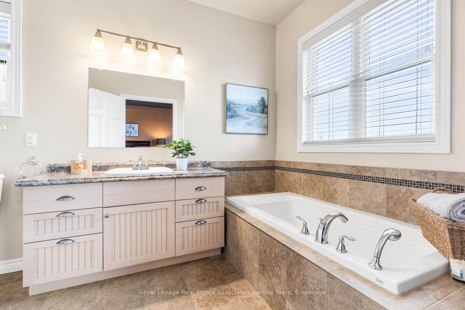 5484 Attema Crescent, West Lincoln, ON L0R 1Y0