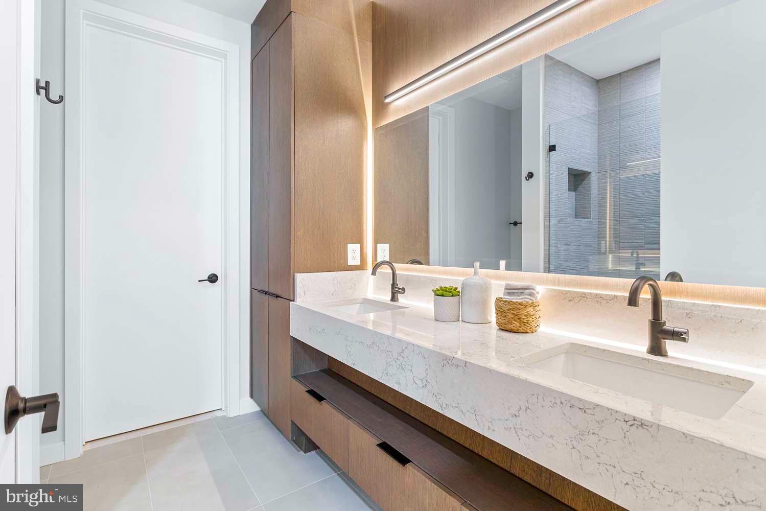 2525 Pennsylvania AVENUE NW Unit: PH 504