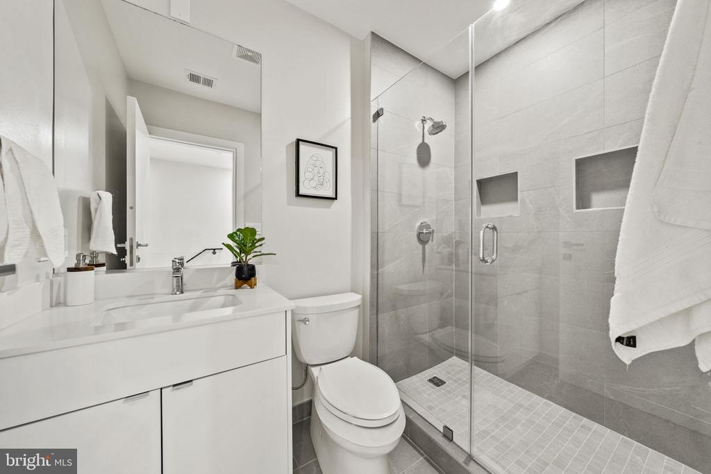 1708 16th STREET NW Unit: 5