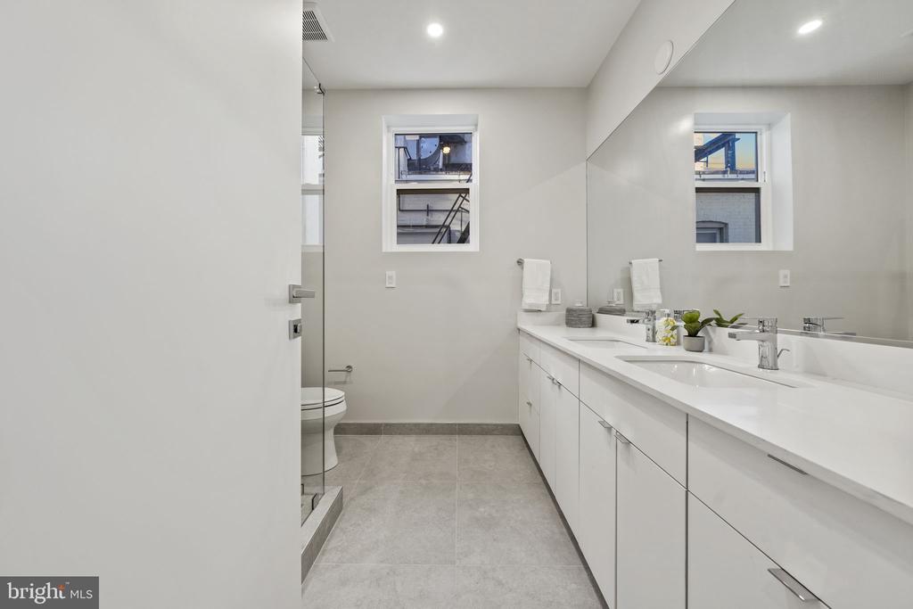 1708 16th STREET NW Unit: 4