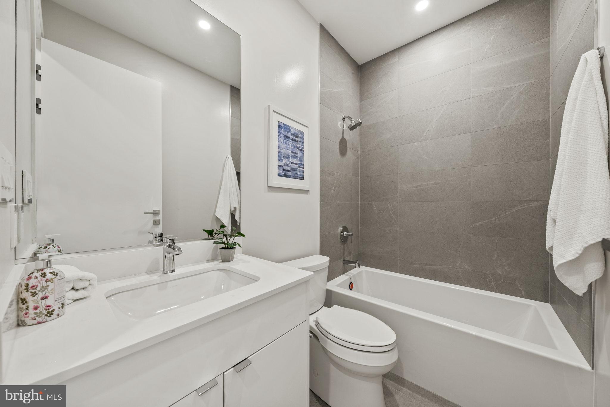 1708 16th STREET NW Unit: 4