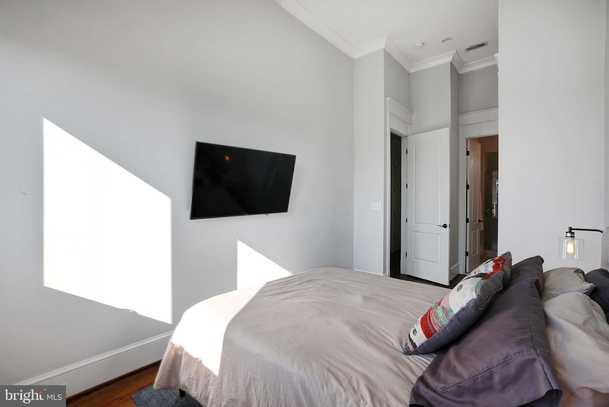42 W St NW #3