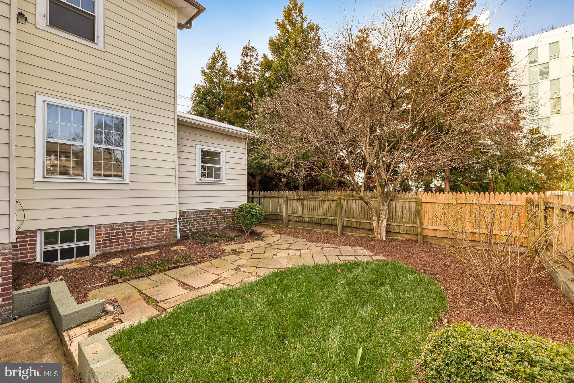3737 Kanawha St NW