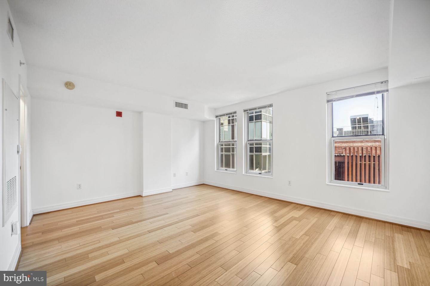 915 E E ST NW #1006