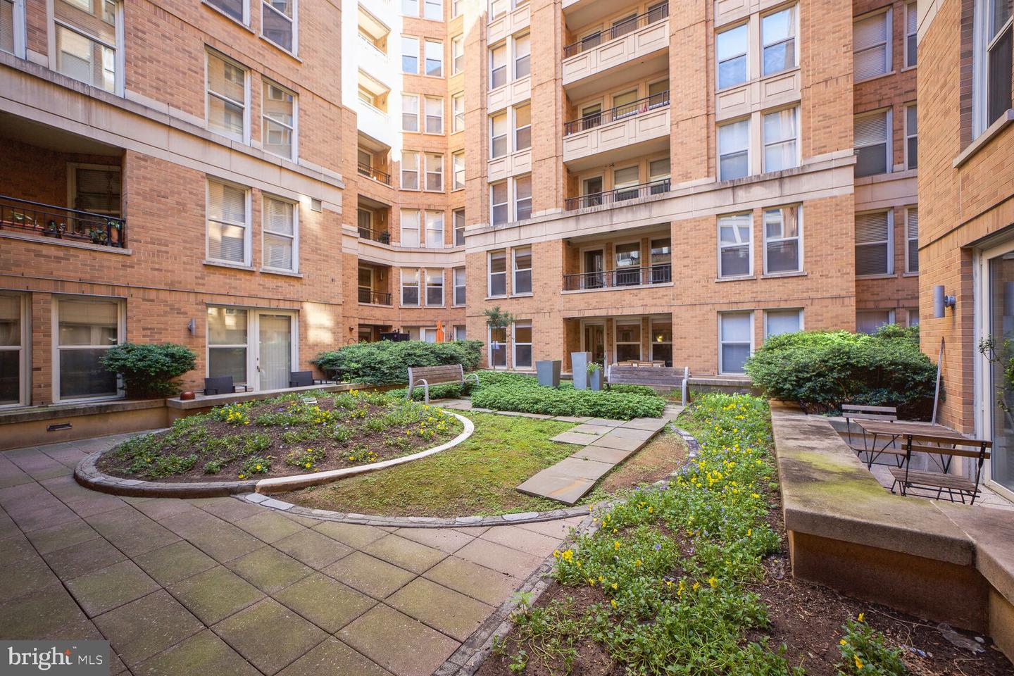 915 E E ST NW #1006