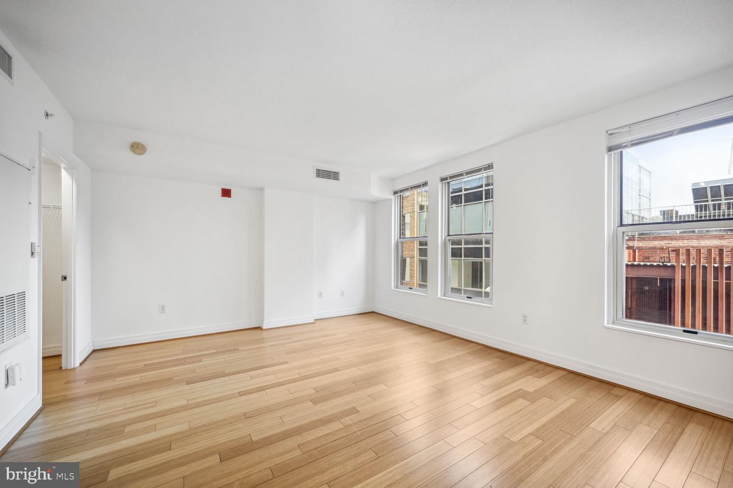 915 E E ST NW #1006