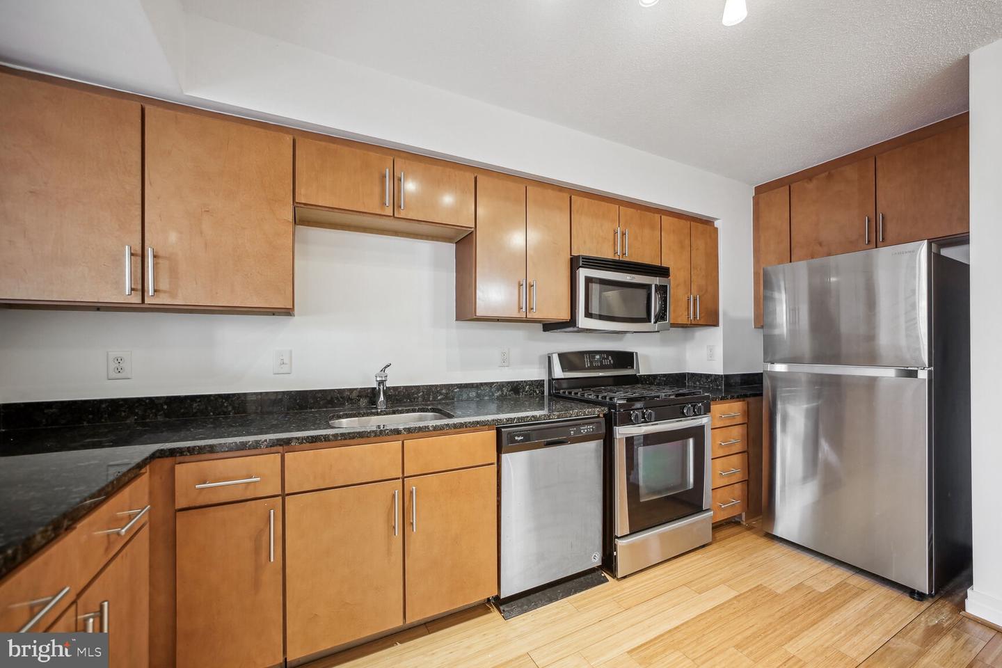 915 E E ST NW #1006