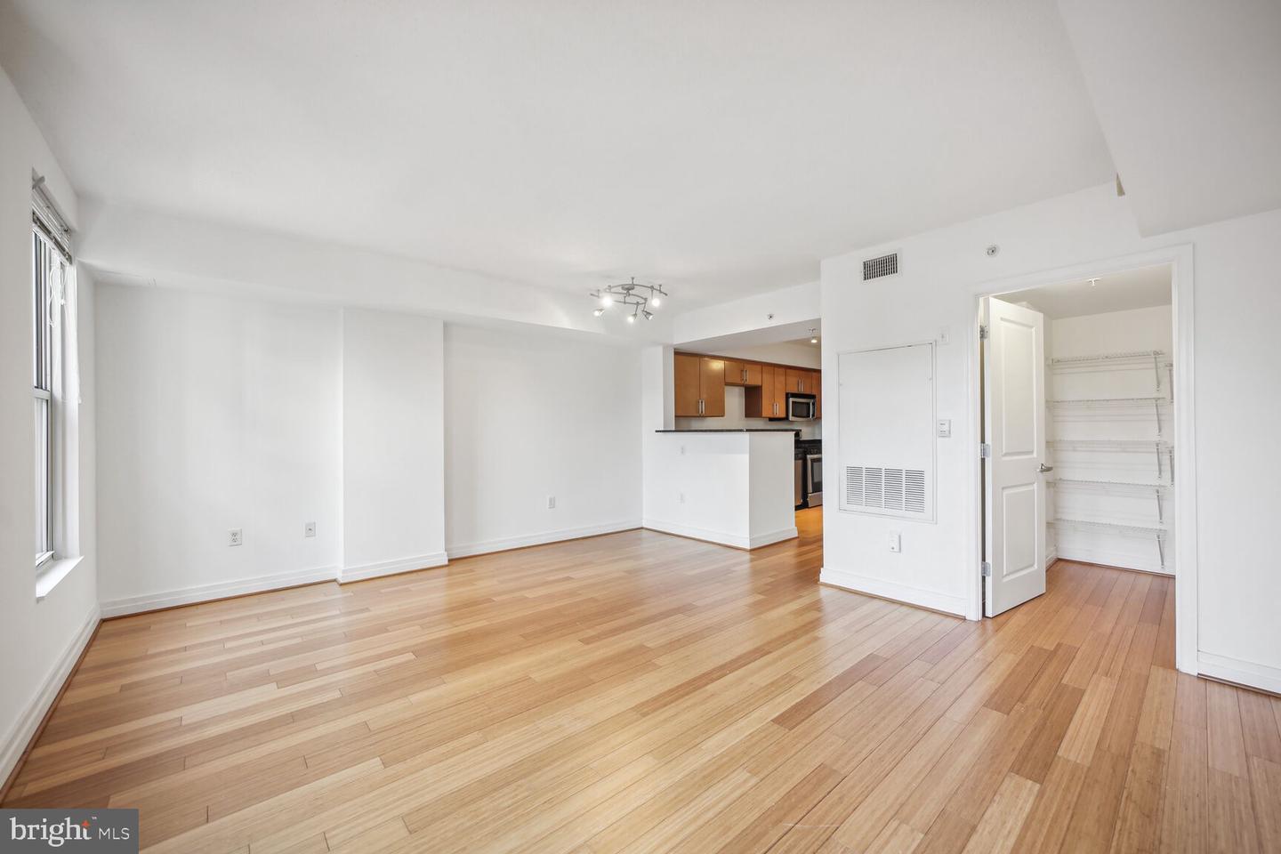 915 E E ST NW #1006