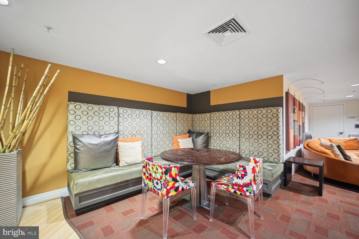 915 E E ST NW #1006