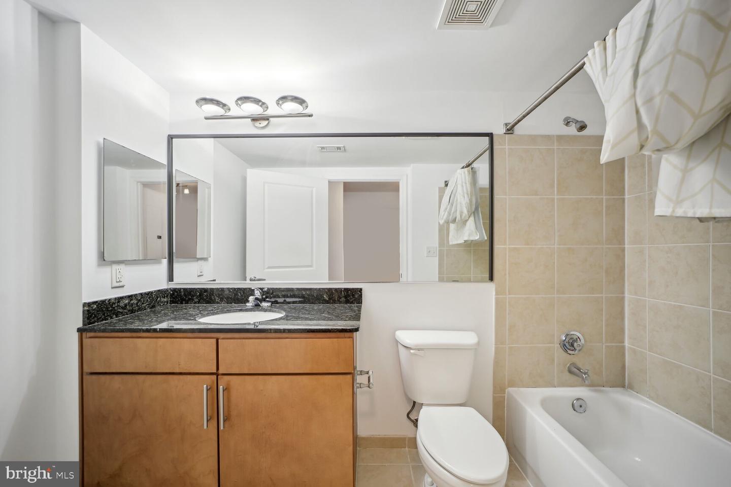 915 E E ST NW #1006