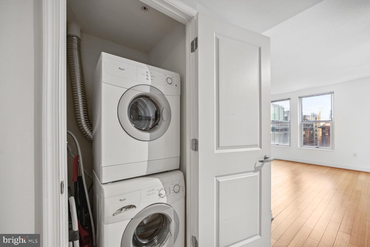 915 E E ST NW #1006