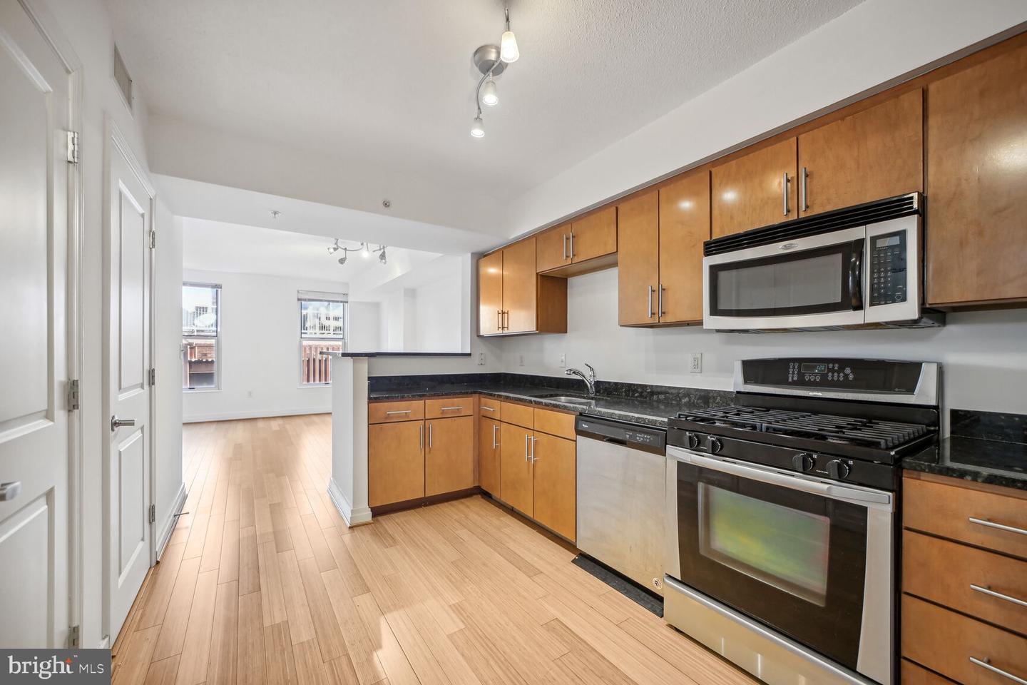 915 E E ST NW #1006