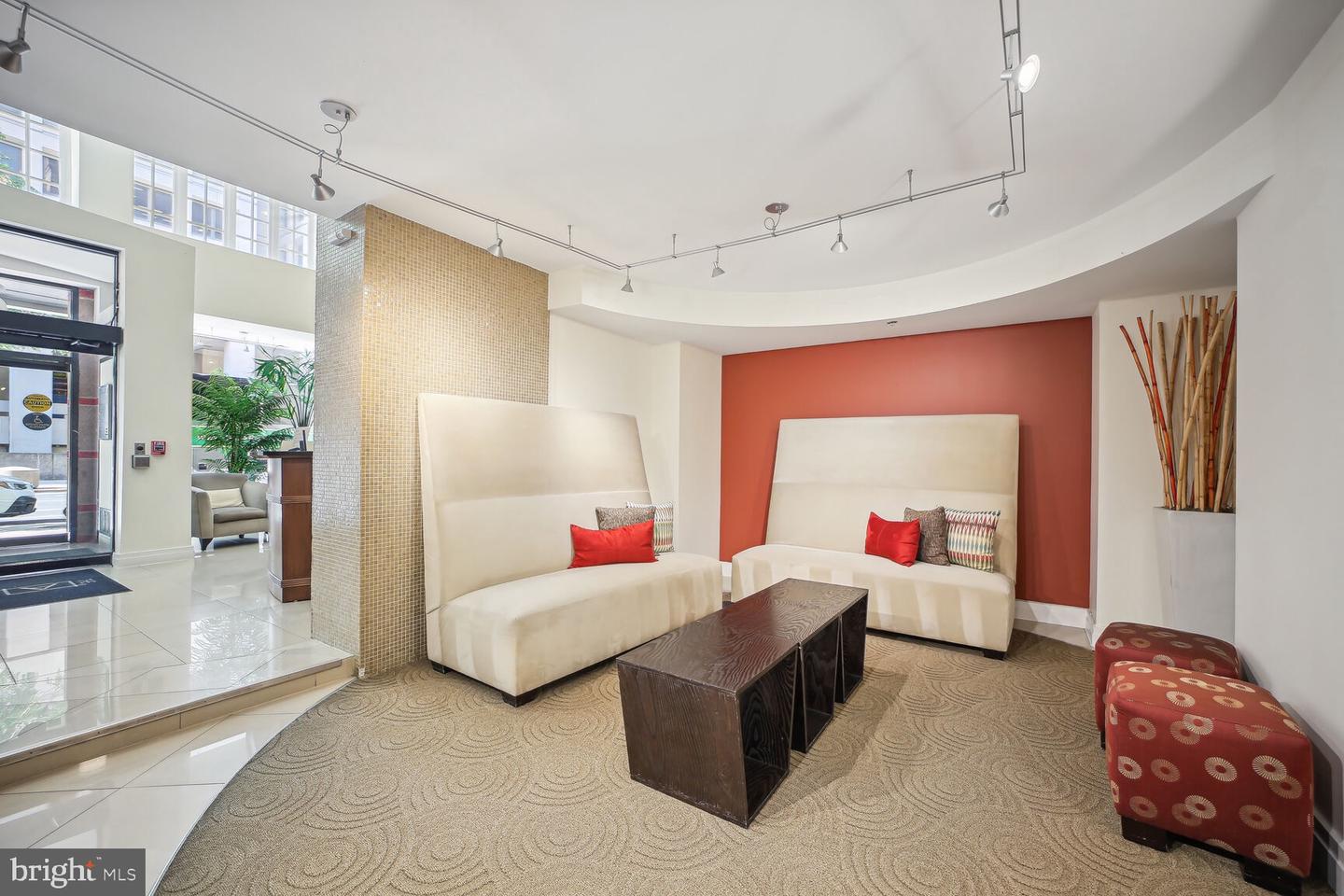 915 E E ST NW #1006