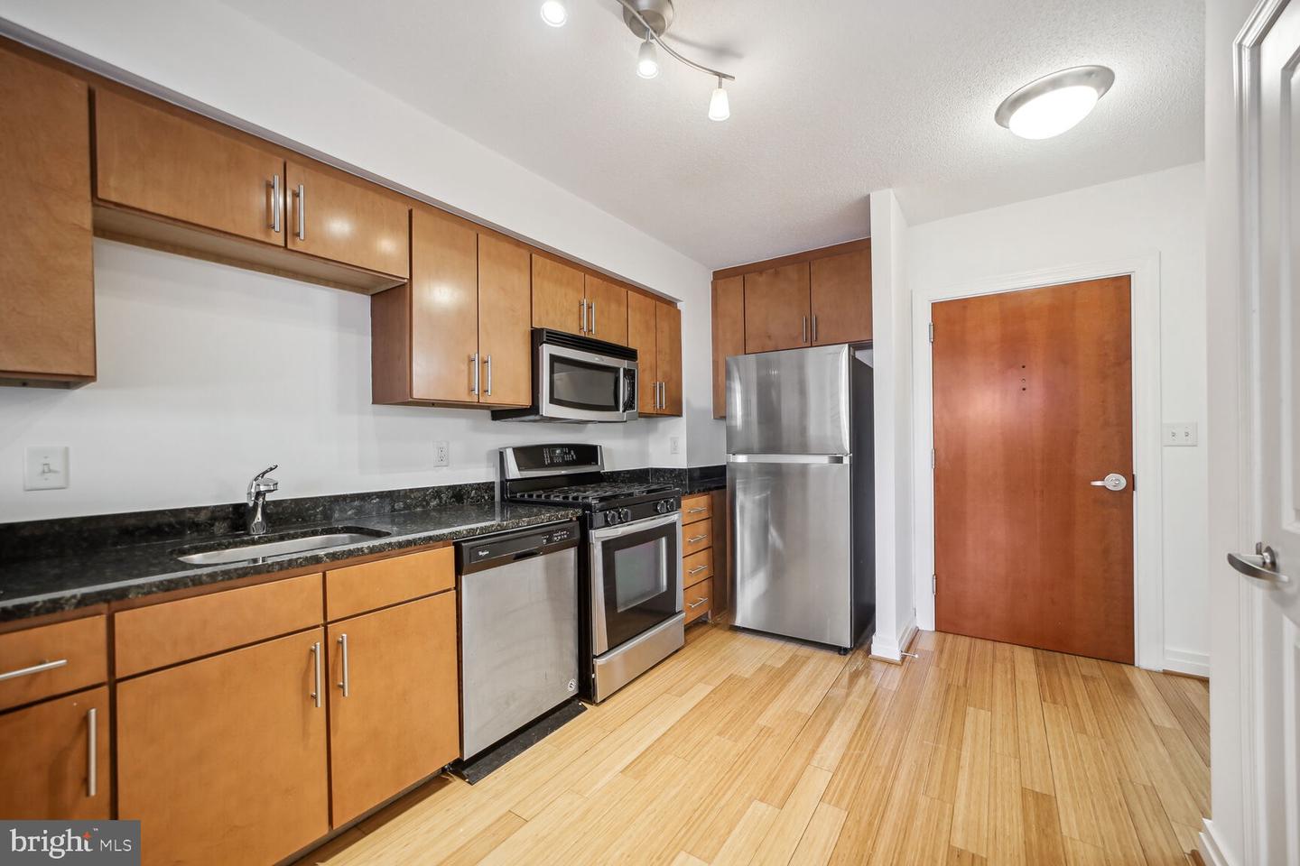 915 E E ST NW #1006