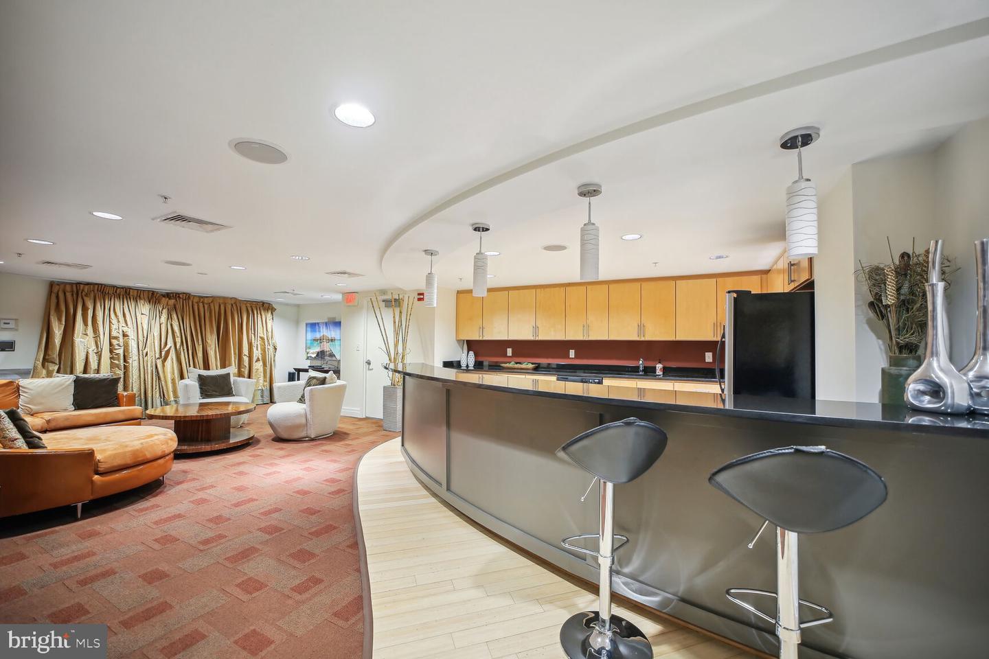 915 E E ST NW #1006