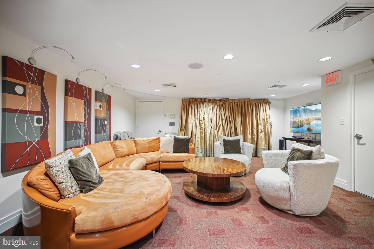 915 E E ST NW #1006