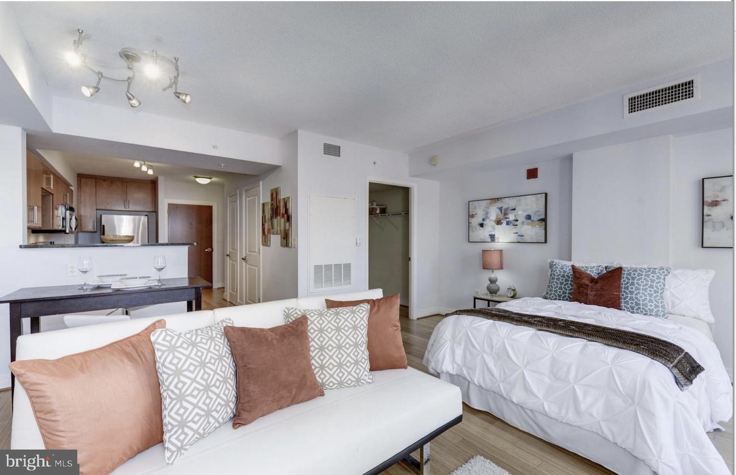 915 E E ST NW #1006