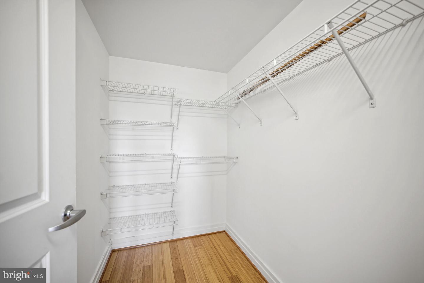 915 E E ST NW #1006