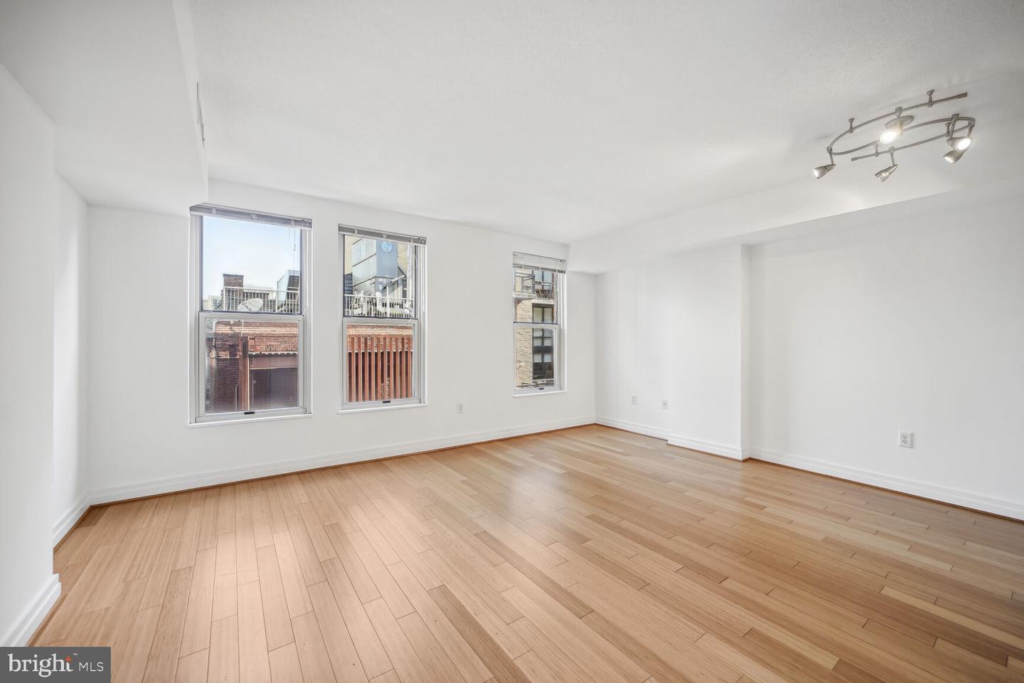 915 E E ST NW #1006