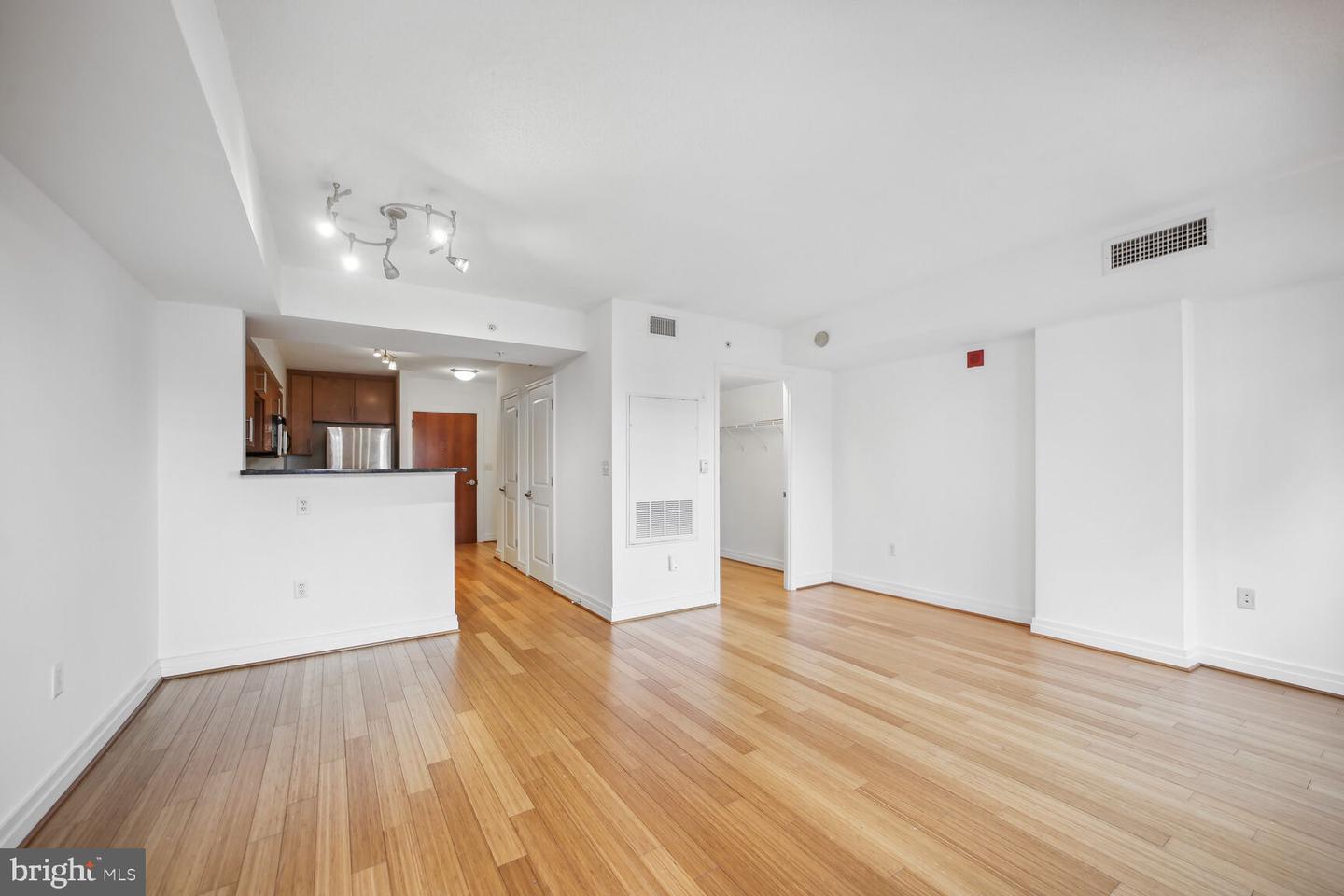 915 E E ST NW #1006