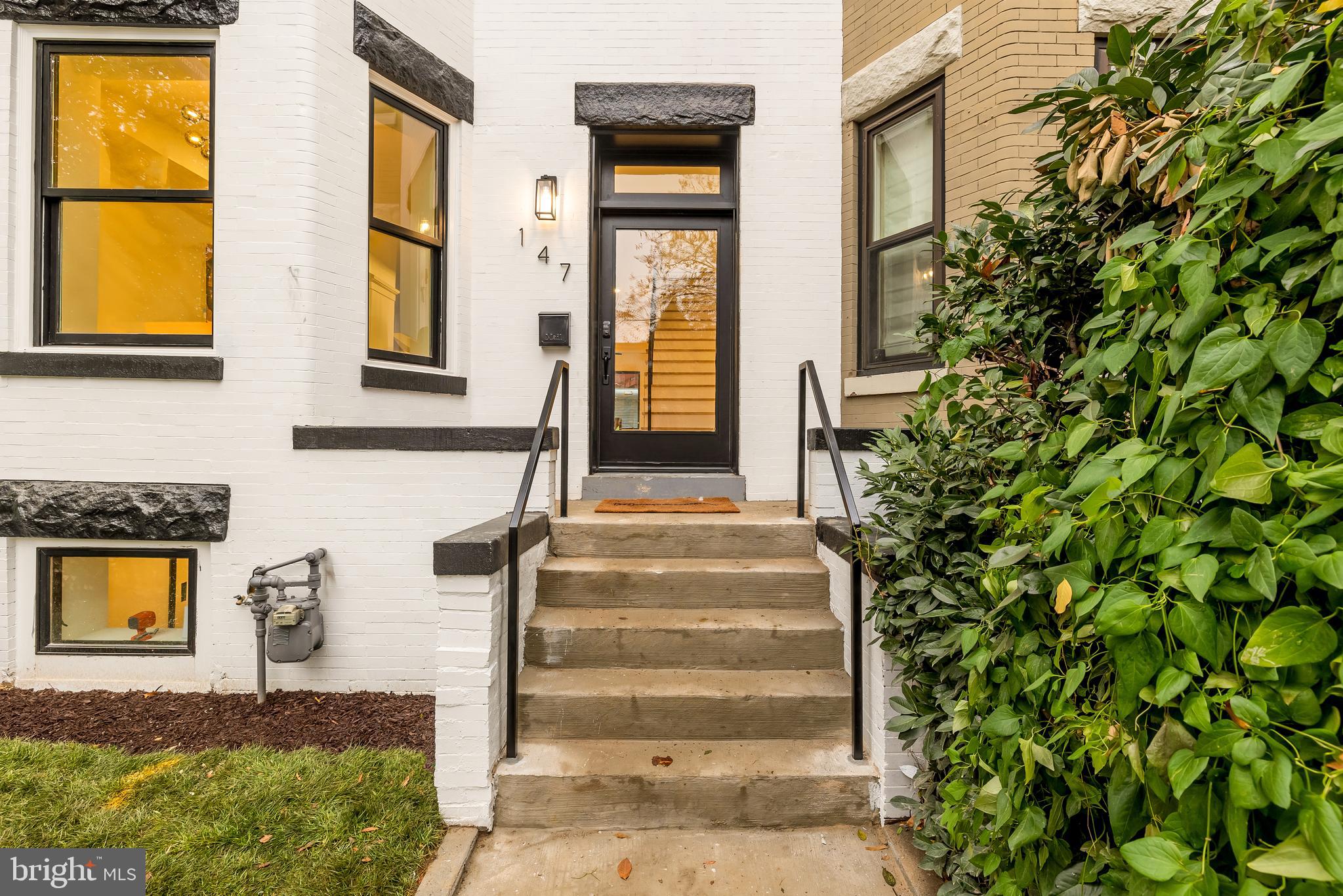 147 Adams St NW