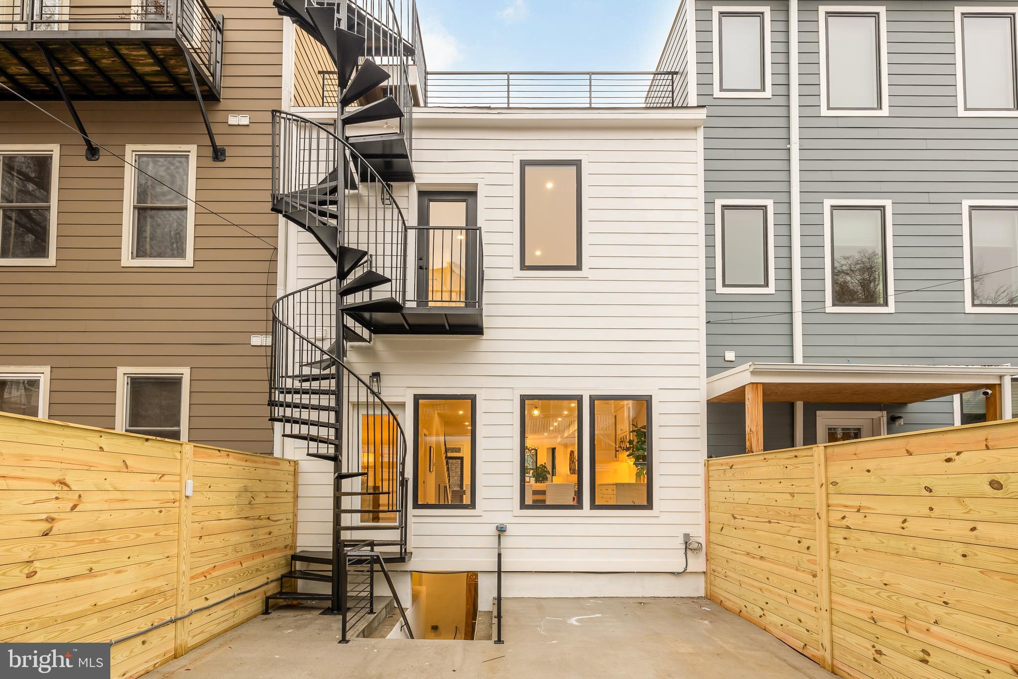 147 Adams St NW