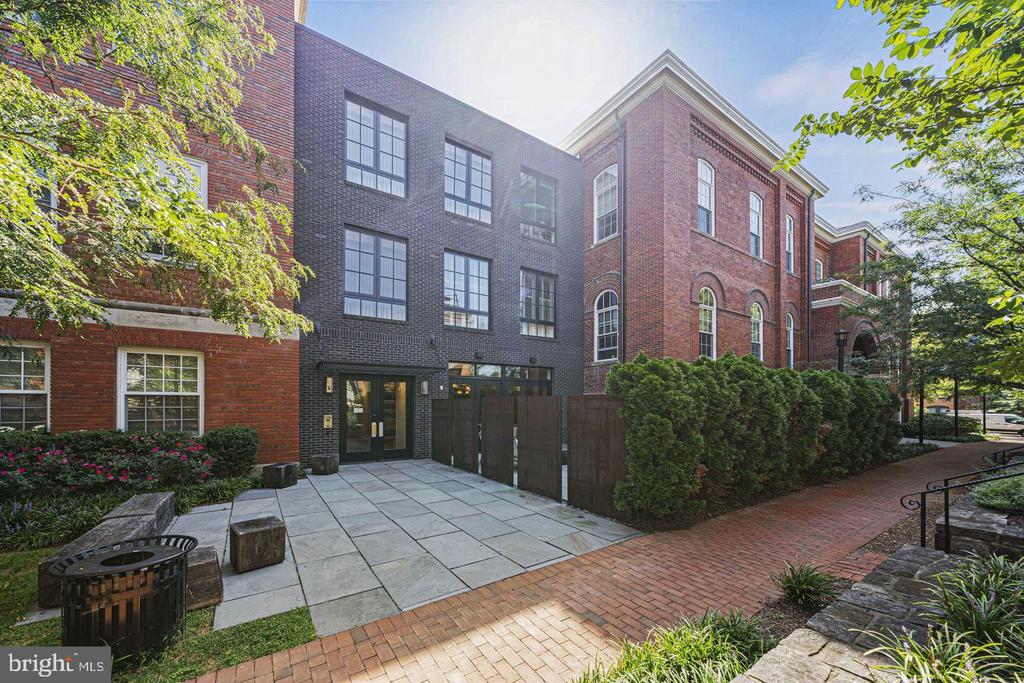 1324 E St SE #205