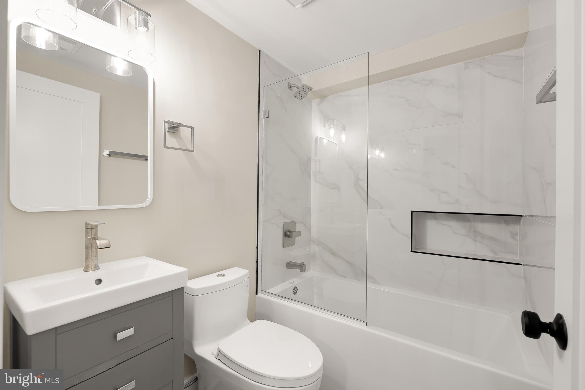 32 Adams St NW